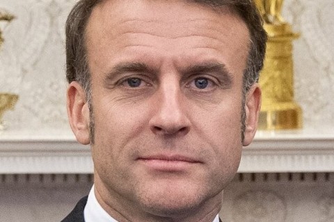 Brigitte Macron colpisce il marito all’arrivo in Vietnam, il video fa il giro del web