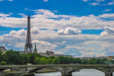 Parigi riapre la Senna ai bagnanti dopo un secolo: tre zone balneabili nel cuore della città