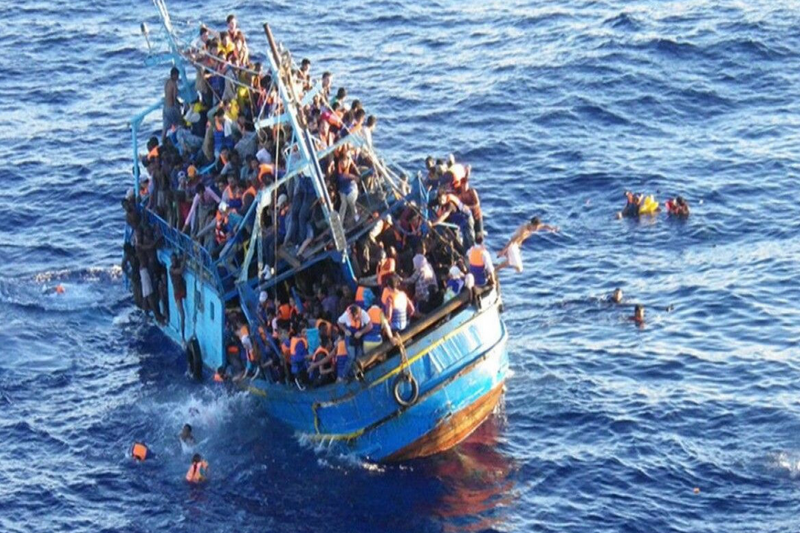 Al largo delle coste italiane è affondata una barca con migranti