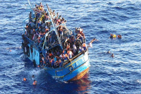 Al largo delle coste italiane è affondata una barca con migranti
