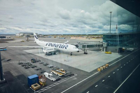 Il carrello di un aereo ha iniziato a fumare dopo l’atterraggio in un aeroporto europeo