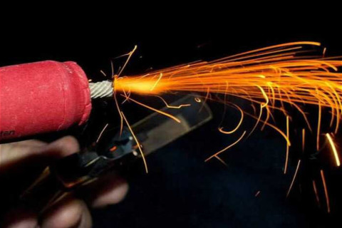 In Italia una persona è morta e 283 sono rimaste ferite a causa delle esplosioni di petardi nella notte di Capodanno