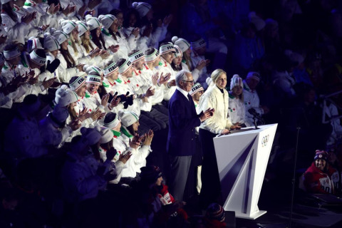 In Italia si è svolta la cerimonia di chiusura delle Olimpiadi 2026 – la bandiera è stata consegnata alla Francia