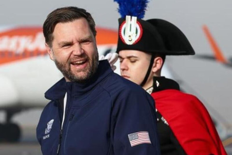 Vance è stato accompagnato da centinaia di agenti di sicurezza alle Olimpiadi in Italia