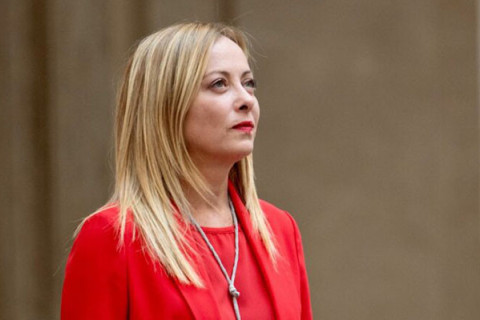 La premier italiana ha difeso il Papa