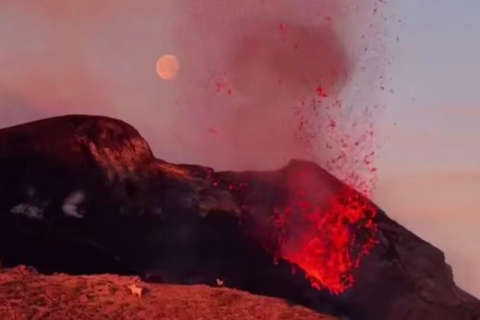 Il vulcano Stromboli in Italia ha impressionato con un potente spettacolo di fuoco - VIDEO