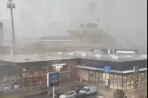 Una tempesta con vento forte e grandine ha colpito il nord Italia - VIDEO