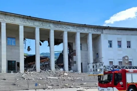 In Italia crolla uno storico edificio del tribunale di oltre 100 anni durante i lavori di restauro