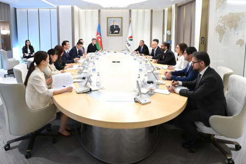 SOCAR discute nuovi progetti con una banca cinese