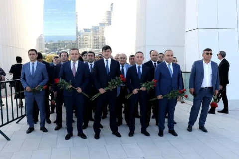I rappresentanti del Comitato statale dell'Azerbaigian per la diaspora visitano il Parco della Vittoria