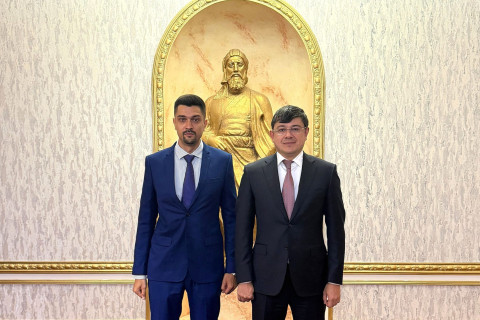 Fuad Muradov incontra un attivista della diaspora residente a Bali